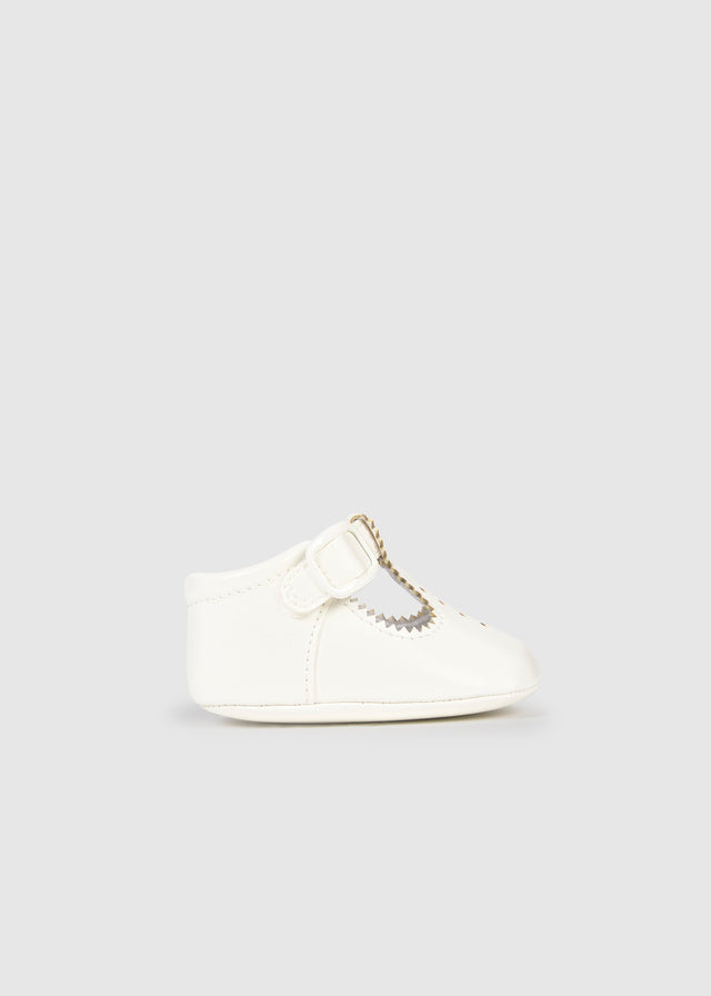 Mayoral boys white buckle pram shoes 9082