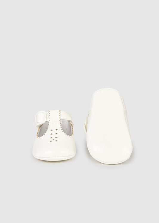 Mayoral boys white pram shoes 9082 - sole view