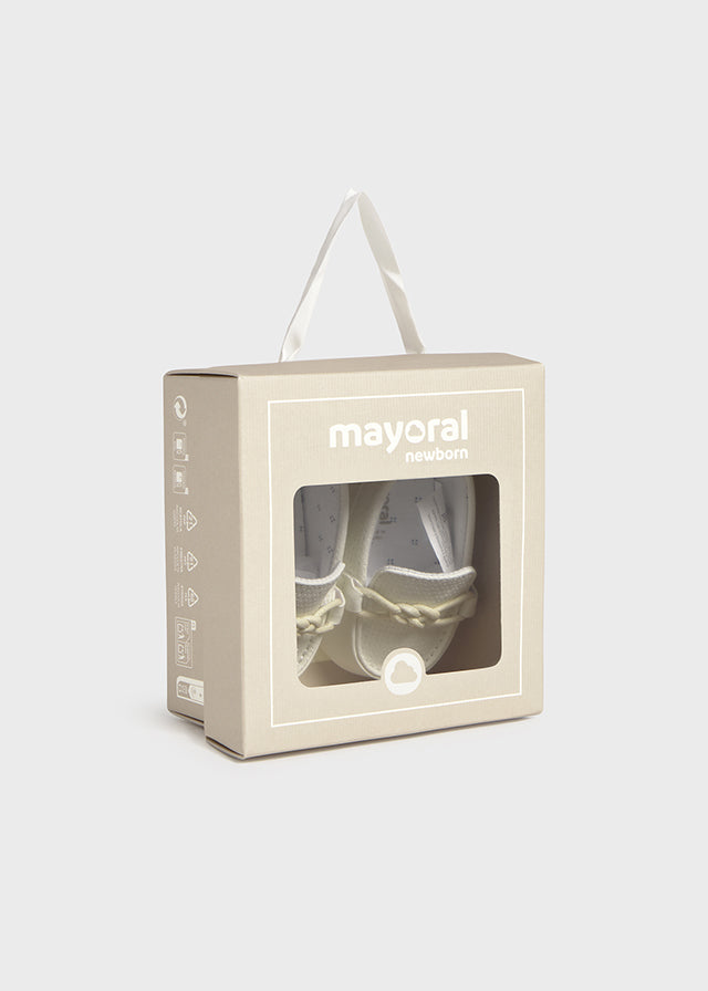 Mayoral boys white moccasin pram shoes 9083 - boxed view