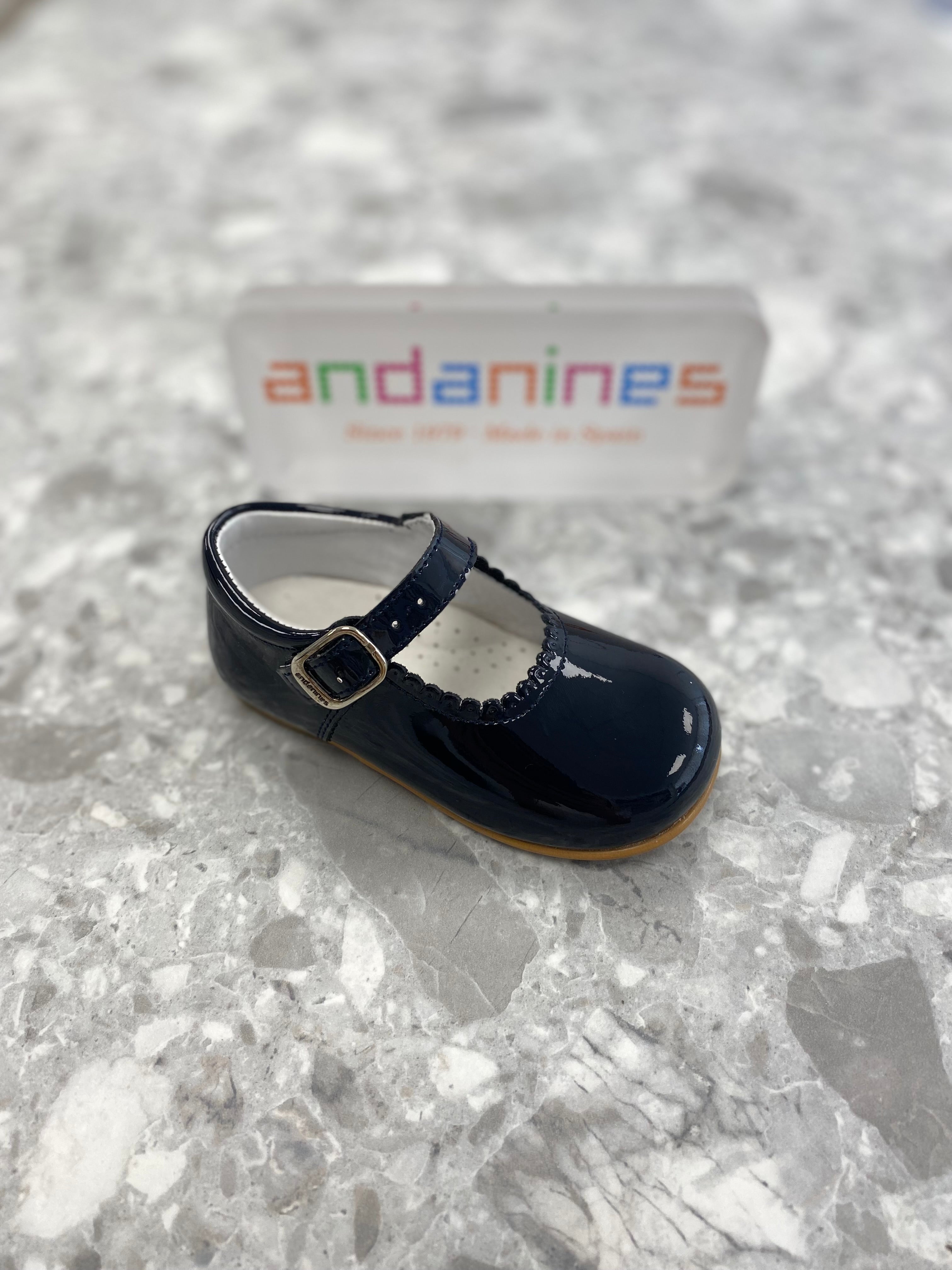 Andanines black patent leather girls Mary Jane shoes with adjustable buckle fastening, handcrafted in Spain