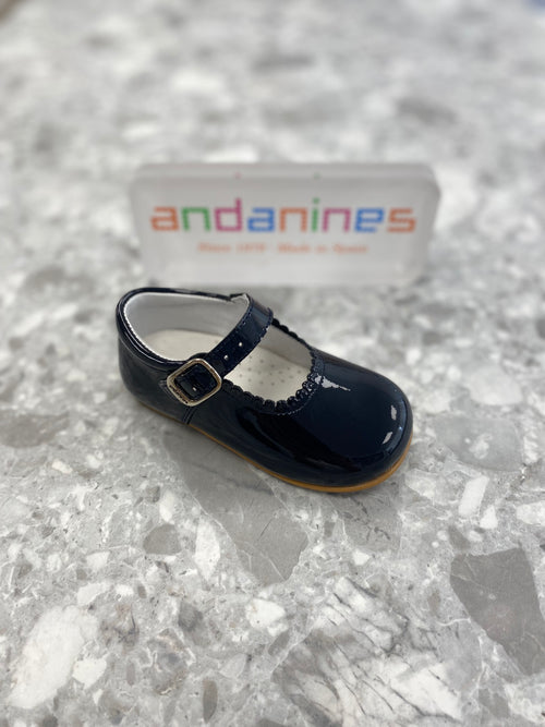 Andanines black patent leather girls Mary Jane shoes with adjustable buckle fastening, handcrafted in Spain
