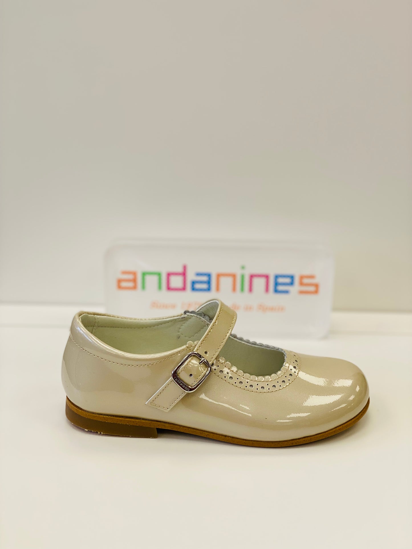 ANDANINES Girls Ivory Pearl Patent Leather Mary Jane Shoes