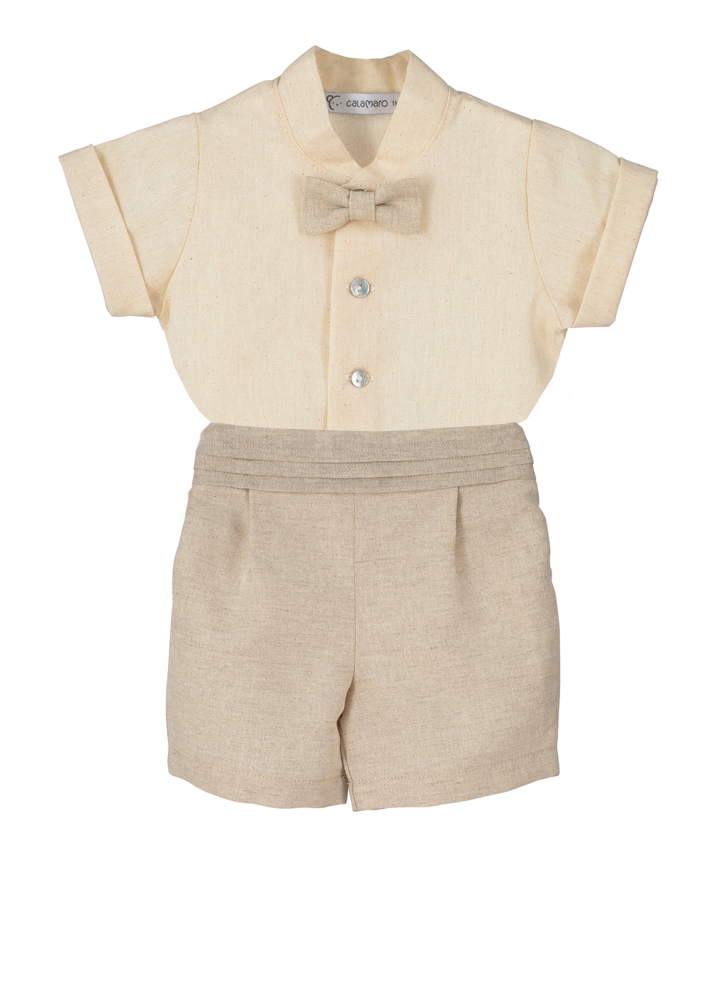 Calamaro Espirulina cream shirt with beige bow tie and longer pleated shorts