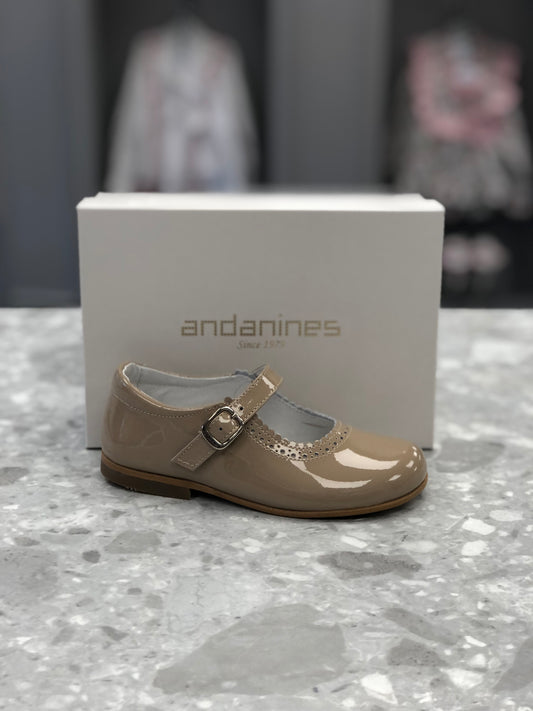 ANDANINES Girls Camel Patent Leather Mary Jane Shoes