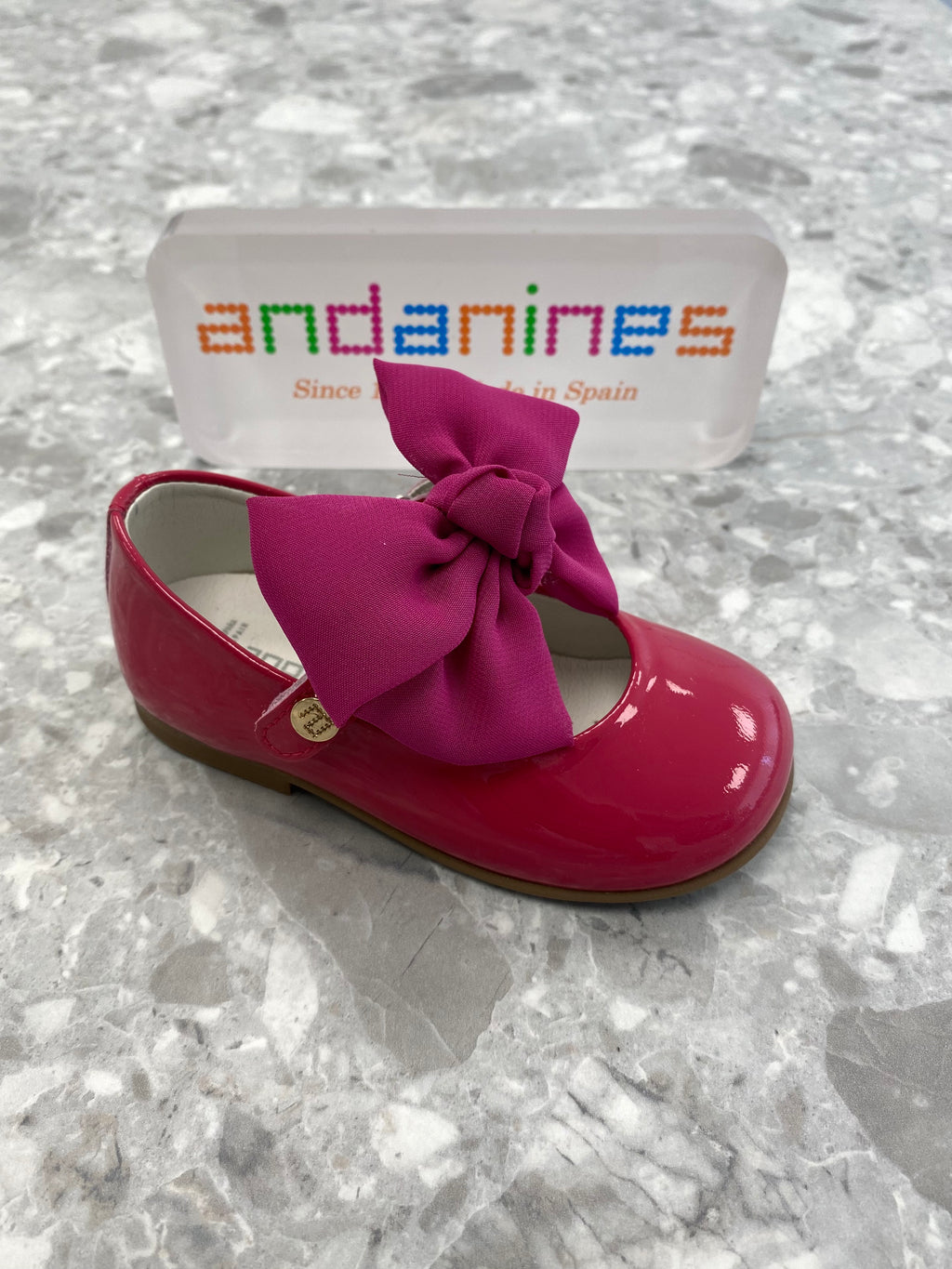 Andanines fuchsia pink patent leather girls shoes with detachable chiffon bow and adjustable Velcro fastening, handcrafted in Spain