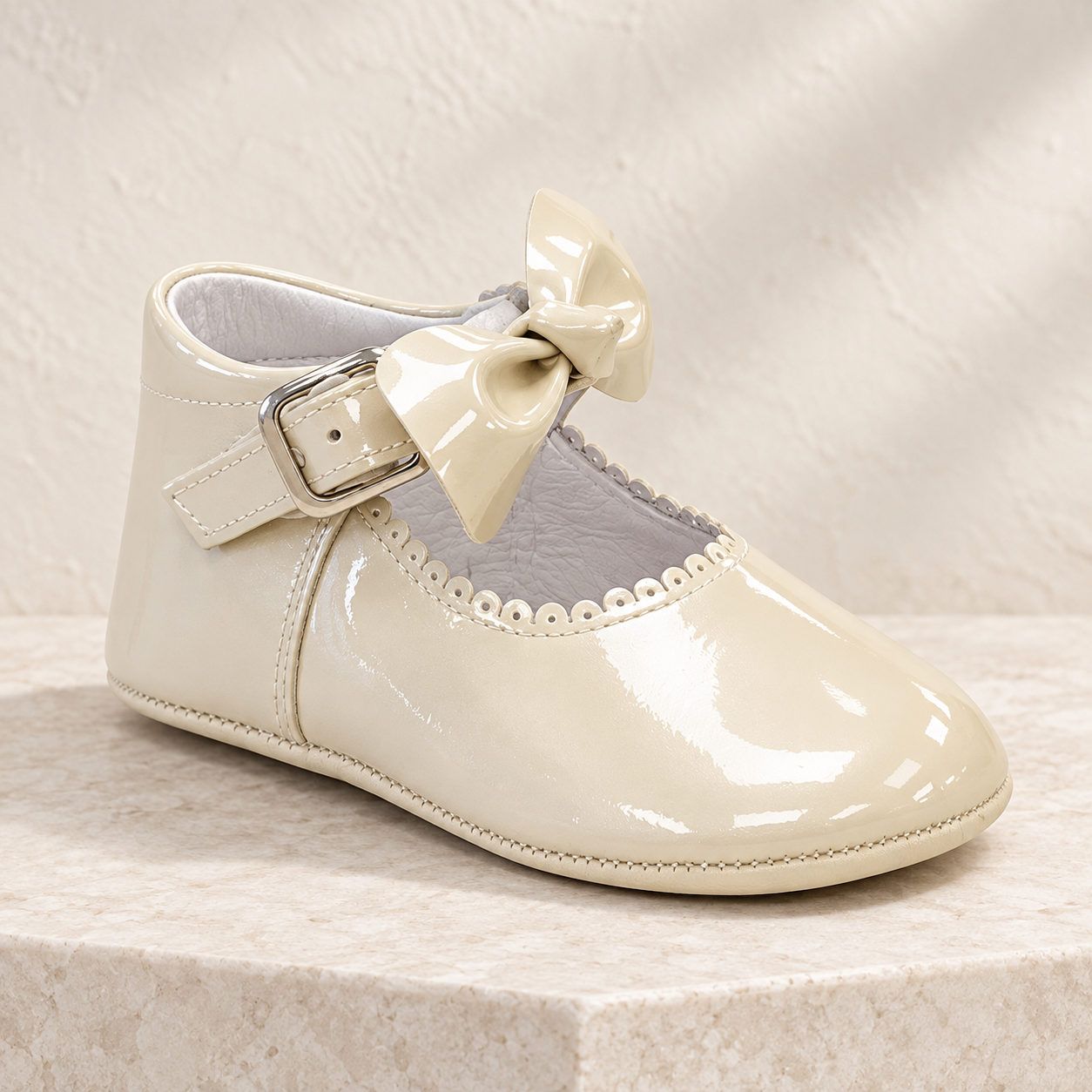 Andanines beige pearl patent leather baby girls bow pram shoes