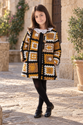 Girl wearing the Foque mustard and black crochet coat in Spain