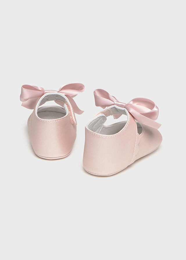 Mayoral baby girls tulip rose bow pram shoes, back view