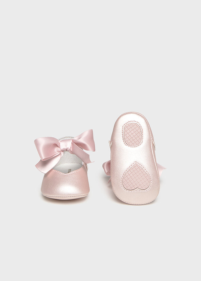 Mayoral baby girls tulip rose bow pram shoes, front and soft sole view