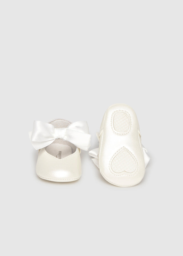 Mayoral baby girls white bow pram shoes, front and soft sole view