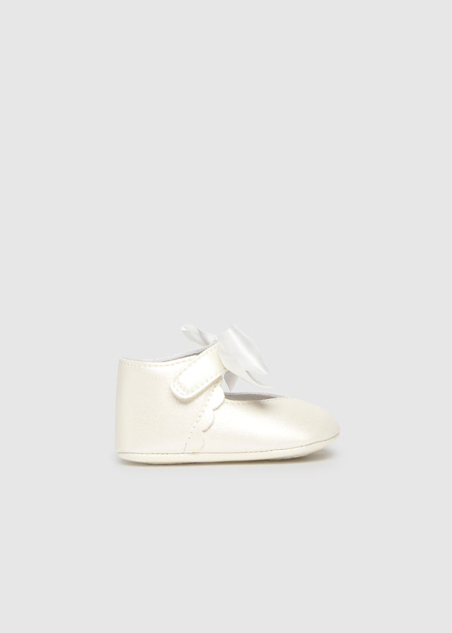 Mayoral baby girls white Mary Jane pram shoe, side view